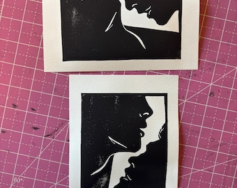 Hollanov Silhouette Linogravure | Art inspiré de la rivalité chauffée | Shane Hollander Ilya Rozanov | Romance au hockey | 5 x 7 pouces