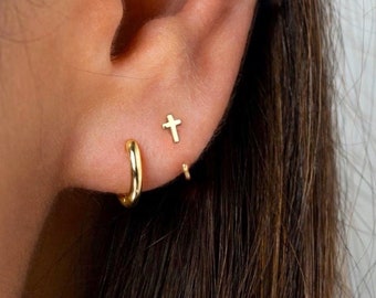 Pendientes pequeños de aro con cruz abierta - Aros abiertos con cruz - Aros pequeños - Pendientes de aro dorados - Pendientes de aro abiertos - Pendientes de aro Huggie