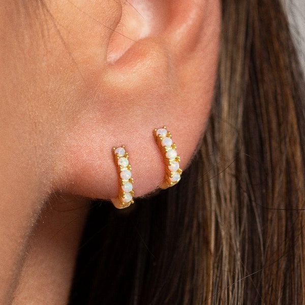 Boucles d'oreilles Huggie Dainty Opal - Petites boucles d'oreilles en opale - Boucles d'oreilles en opale dorée - Créoles en argent sterling avec opale - Créoles en or - Créoles en opale