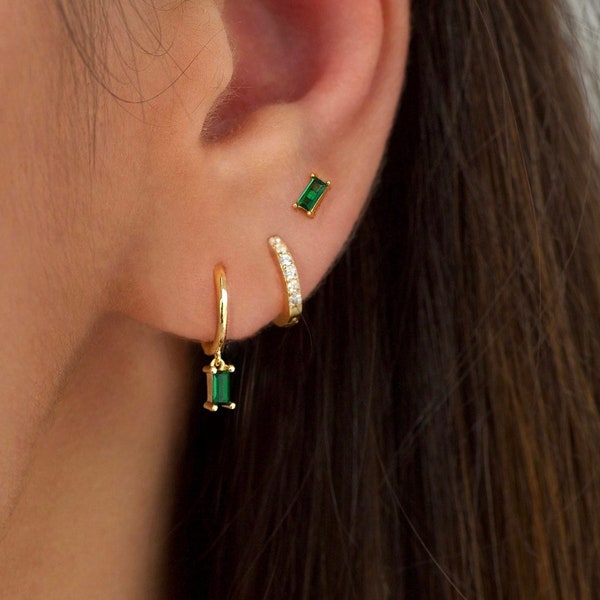 Green emerald hoops - Emerald huggies - Small hoop earrings - Huggie hoop earrings green cz - Mini hoop earrings - Sterling silver earrings