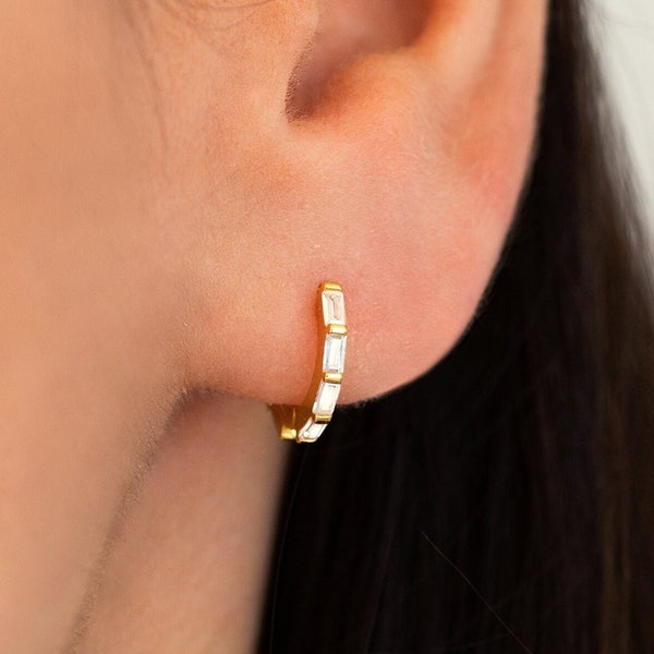 Cz Baguette huggie hoops - Öronhängen i sterlingsilver - Guldörhängen - Mini creoler - Små creoler - Eleganta örhängen