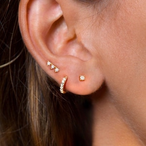 Piccoli orecchini a tre punti - Delicati orecchini in argento sterling - Piccoli orecchini in oro - Orecchini con zirconi cubici - Orecchini per tutti i giorni - Orecchini con secondo foro - Orecchini in oro