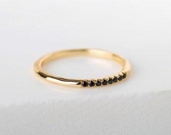 Dainty ring - Black stone ring - Minimalist ring - Dainty gold ring - Dainty jewelry - Gold band ring - Delicate ring - Thin gold ring