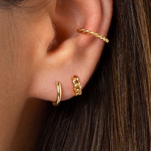 Gold chain huggie earrings - Tiny chain hoop earrings - Tiny hoop earrings - Gold hoop earrings - Dainty earrings - Second hole earrings