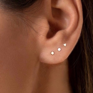 2 mm Teeny Tiny Sterling Silber Ohrstecker - Zierliche Ohrstecker - Geometrische Ohrstecker - Winzige Gold Ohrstecker - Minimalist Ohrstecker - Zweites Loch Ohrring