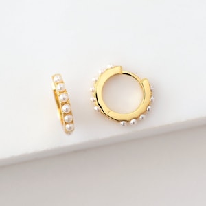 Pearl huggie hoops - Pearl huggie earrings - Natural pearl hoops - Pearl hoop earrings - Sterling silver dainty hoops - Gold hoop earrings