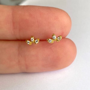 Tiny three CZ-stekers - sierlijke sterlingzilveren oorstekers - kleine stekers - kleine oorbellen - gouden stekers - sierlijke oorbellen - zirkonia's