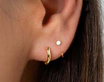 Aros de aro con lunares dorados - Pendientes de aro con lunares diminutos - Pendientes de aro abiertos - Pendientes de aro pequeños y delicados - Pendientes de aro Huggie - Hélice con diseño de oreja