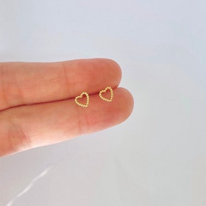 Petits clous d'oreilles cœurs en argent sterling - Petits clous d'oreilles coeur - Boucles d'oreilles deuxième trou - Boucles d'oreilles coeur en or - Boucles d'oreilles délicates - Petits clous