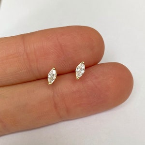 Piccoli orecchini a bottone con zirconi scintillanti a forma di marquise - Delicati orecchini a bottone in oro a forma di marquise - Orecchini in argento sterling - Piccoli orecchini a bottone con diamanti - Orecchino con secondo foro - Terzo foro