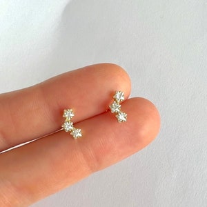 Sterlingzilveren CZ trio-steroorbellen - Drie sterstekers - Sprankelende steroorbellen - Kleine gouden oorbellen - Sierlijke oorbellen - Kraakbeen