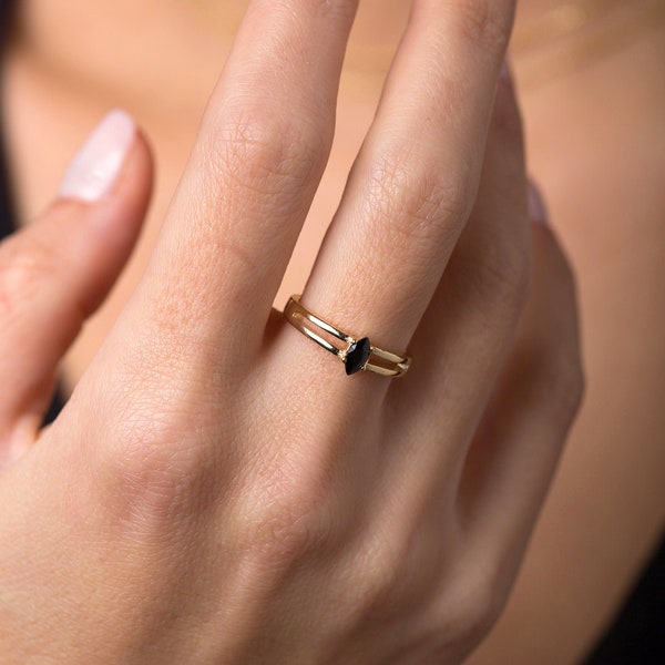 Black zirconia marquise ring - Minimalist ring - Dainty gold ring -  Promise ring - Solitaire ring - Black stone ring - Marquise ring gold