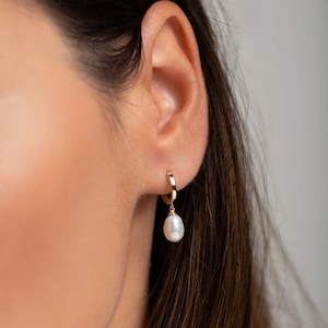 Pearl hoops - Pearl huggie hoops - Pearl huggie earrings • Pearl jewelry • Bridesmaids jewelry - Pearl hoop earring - Small pearl hoops