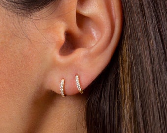 Huggie hoepel oorbellen - Kleine hoepel oorbellen - CZ tweede gat knuffel oorbellen - Kleine gouden hoepels - Gouden hoepel oorbellen - Sierlijke hoepel oorbellen
