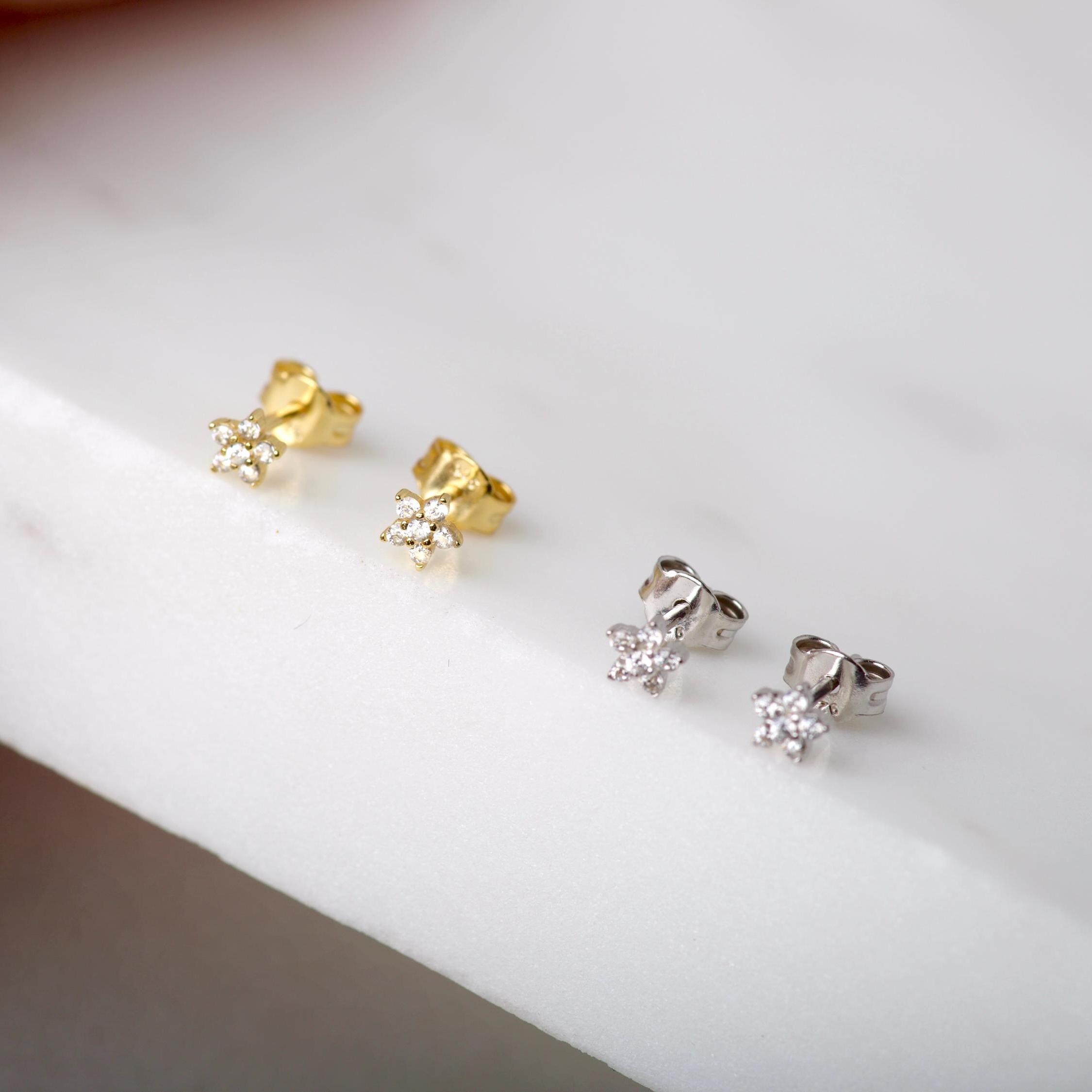 小さなスタッドピアス - フラワーピアス - ミニマリストピアス - 華奢 