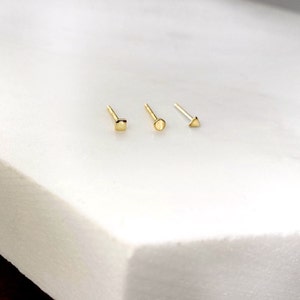 2mm ultra kleine stip studs Teeny kleine driehoekige studs Kleine cirkel stud oorbellen Kleine gouden oorbellen Mini stip oorbellen Kleinste oorbellen afbeelding 2