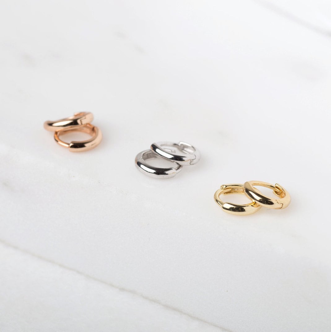 KRFY Piccoli Orecchini Cerchio per Donna Uomo Set Chirurgico Acciaio Cartilagine Huggie Orecchini 6/7/8/9/10MM Daith Helix Piercing Anello Gioielli Orecchini Dormienti a Cerniera Cerchi Argento