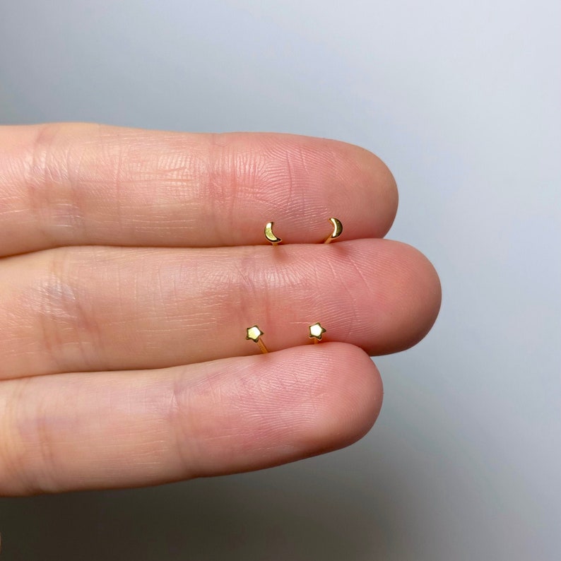 2mm kleine kleine maan studs sierlijke ster studs kleine wassende maan oorbellen gouden kleine ster stud oorbellen Sterling zilveren kleine oorbellen afbeelding 2