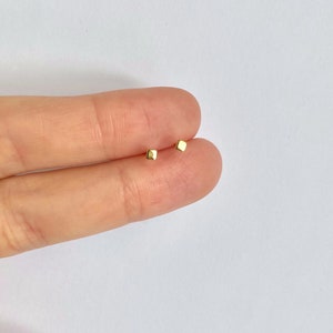 2mm ultra kleine stip studs Teeny kleine driehoekige studs Kleine cirkel stud oorbellen Kleine gouden oorbellen Mini stip oorbellen Kleinste oorbellen afbeelding 9