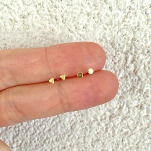 2mm ultra kleine stip studs Teeny kleine driehoekige studs Kleine cirkel stud oorbellen Kleine gouden oorbellen Mini stip oorbellen Kleinste oorbellen afbeelding 7