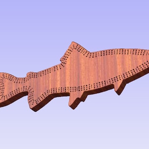 Puede incluir: Un tablero de cribbage de madera con forma de pez con un acabado de madera de grano marrón. El tablero tiene una serie de agujeros para clavijas y está diseñado para jugar al juego de cribbage.