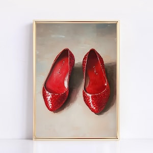 Puede incluir: Una pintura de un par de zapatos rojos con brillantina. Los zapatos son planos de punta puntiaguda con suela roja. Los zapatos están sobre un fondo gris claro.