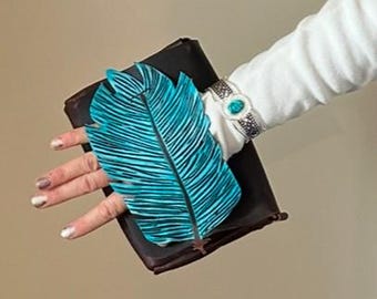 Bolso bandolera o de mano de piel con plumas