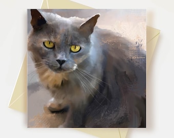 Può includere: Un gatto grigio con occhi gialli fissa intensamente la telecamera. La pelliccia del gatto è morbida e soffice, e i suoi baffi sono lunghi e prominenti. Lo sfondo è un dipinto astratto sfocato in toni marroni e grigi.