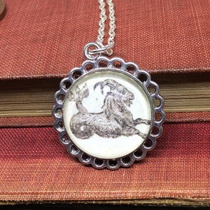 Collana Capricorno Pendente Argento - Fatto a mano da Vintage Book Illustration - Capricorno Segno Zodiacale Capricorno Gioielli Zodiaco