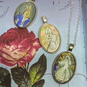 Collana di coniglio grigio, fatta a mano da illustrazioni di libri riciclati originali, collane di conigli e lepri