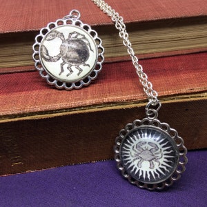 Collana zodiaco del cancro, fatta a mano dall'illustrazione del libro antico vintage - Cancro Segno zodiacale Astrologia Ciondolo Granchio del Cancro - argento