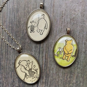 Collana Winnie the Pooh e Piglet fatta a mano con vera illustrazione del libro vintage - Classic Winnie the Pooh Bear - Regalo di San Valentino per lei