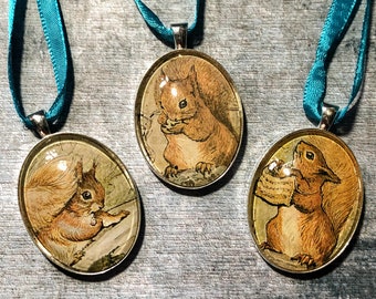 Ornement d'écureuil Nutkin fait à la main avec une véritable illustration de livre de Beatrix Potter vintage - Décoration d'écureuil roux - Cadeaux littéraires livresques