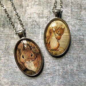 Collana scoiattolo rosso - Squirrel Nutkin Beatrix Potter Collana fatta a mano con illustrazione del vero libro vintage - Regali libreschi, regali letterari