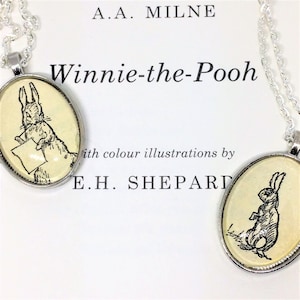 Collana di coniglio - Collana Winnie the Pooh fatta a mano w Real Vintage Book Illustration - Classico Winnie the Pooh Bear - Regali letterari libreschi