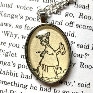 Collana Kanga fatta a mano con reale Vintage Winnie the Pooh Book Illustrazione - Classico Winnie l'Orso Pooh, Bookish Literary Gifts