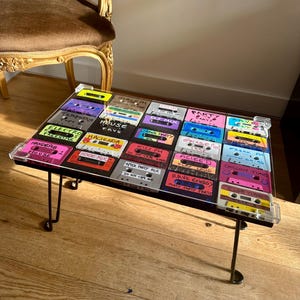 Tafelcassettetape salontafel, bijzettafel handgemaakte tafel neerklapbare poten, perspex tafelblad, minnaar mixtape cassette uniek decor, cadeau
