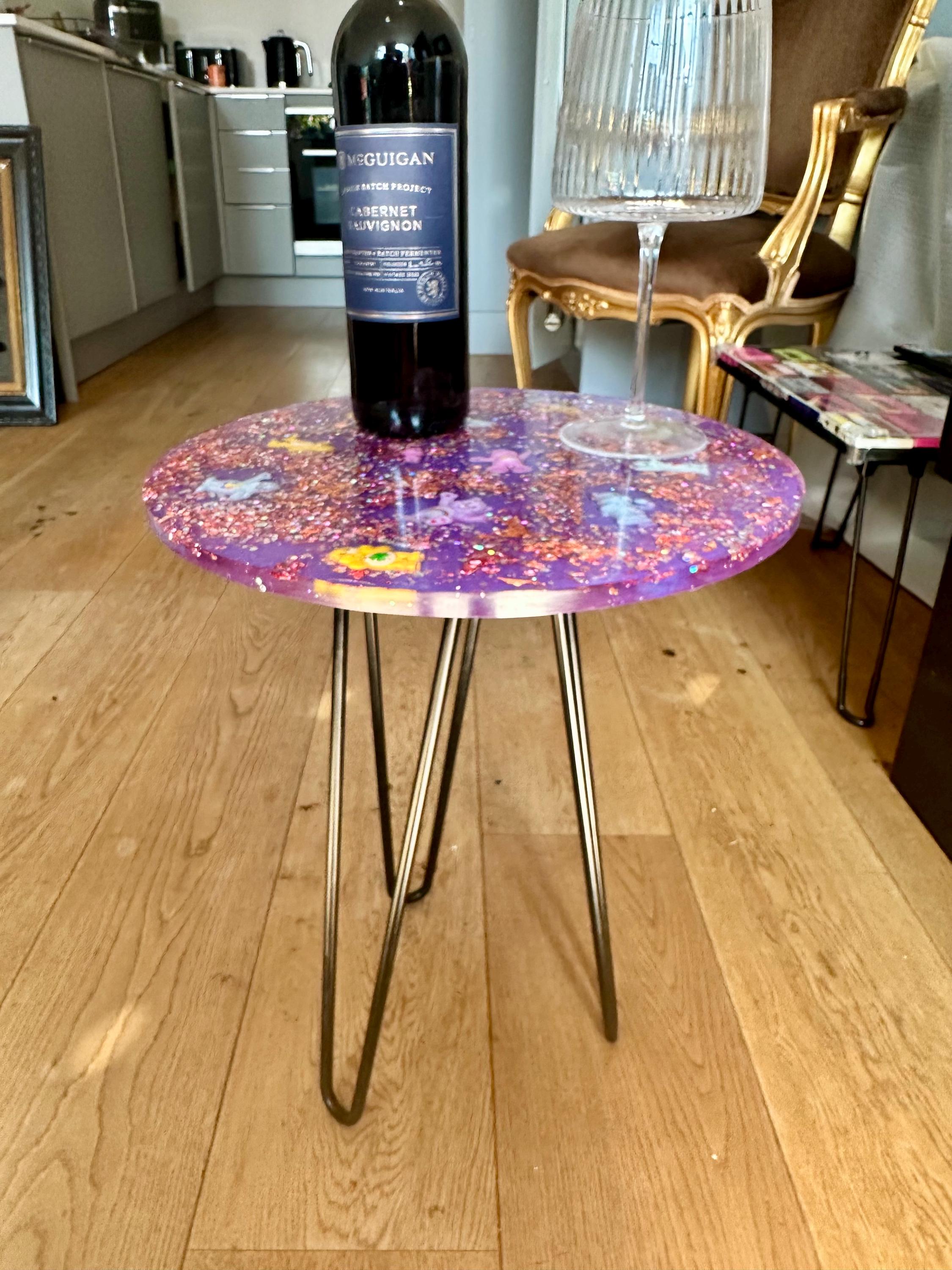 ケアベア　ミニテーブル 手作りの紫色のキラキラ輝くケアベア樹脂サイドテーブル（錬鉄製の脚