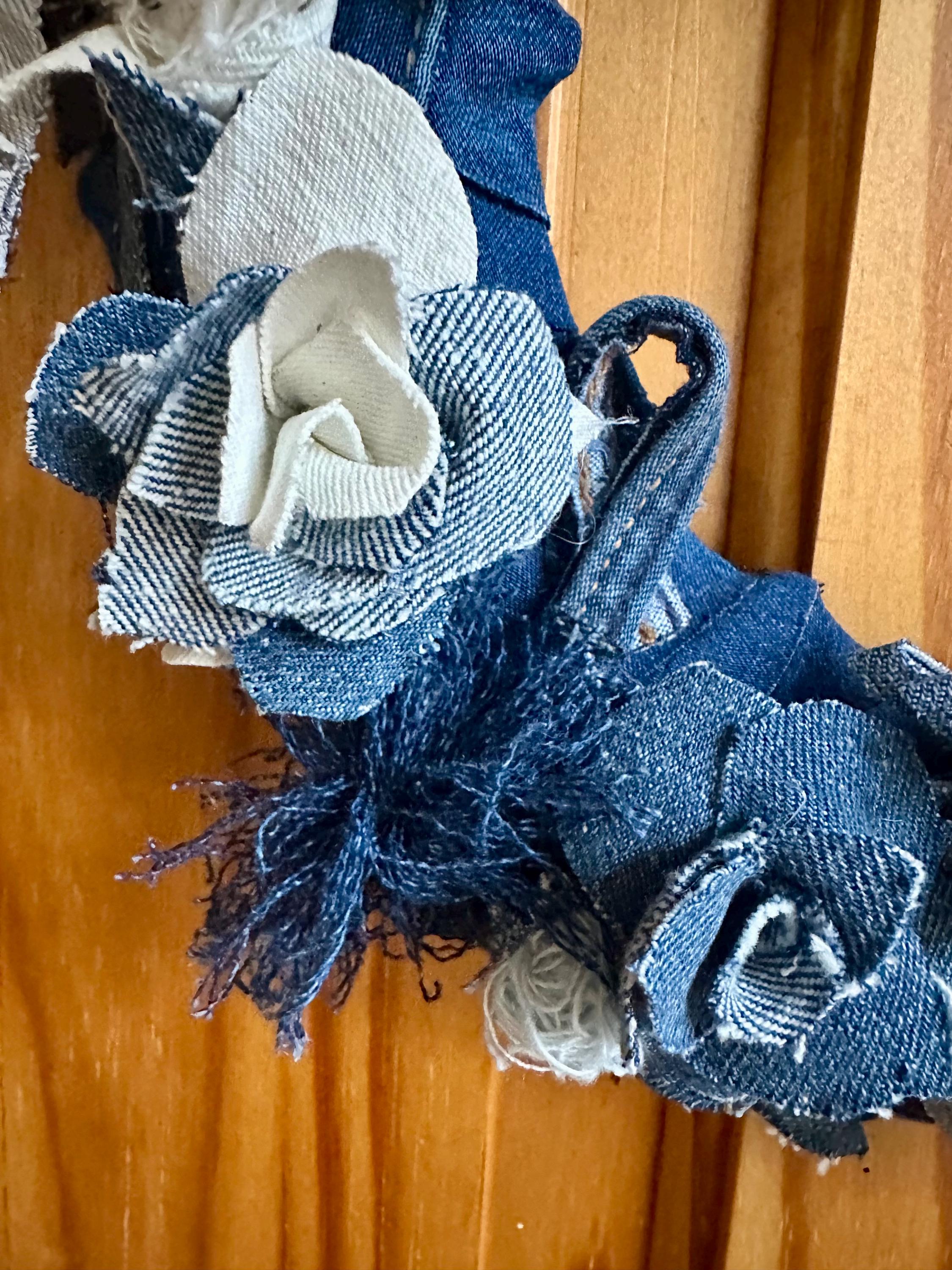 リサイクルデニムフラワーリース、手作りの花のドア飾り - Etsy 日本