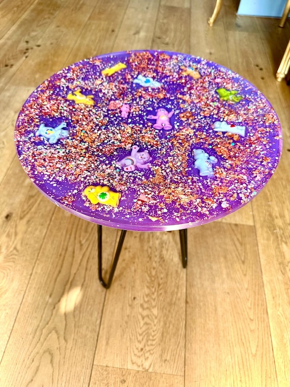ケアベア　ミニテーブル 手作りの紫色のキラキラ輝くケアベア樹脂サイドテーブル（錬鉄製の脚