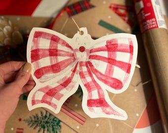 Etichette regalo con fiocco a quadretti e decorazioni in carta (PDF e JPG stampabili)
