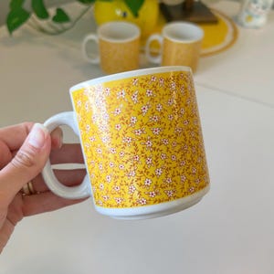 Vintage Set of 3 Dainty Daisy Flower Mustard Yellow Coffee Mugs