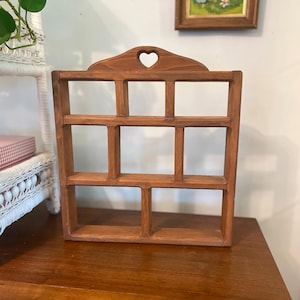 Estante de exhibición de curiosidades de madera vintage con forma de corazón