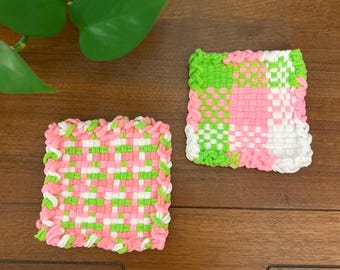 Posavasos de patchwork tejidos a mano con diseño de cabaña divertida