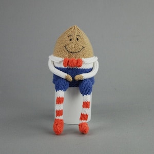 Knitting Pattern: Humpty Dumpty Easter Egg Cover / Cosy image 2