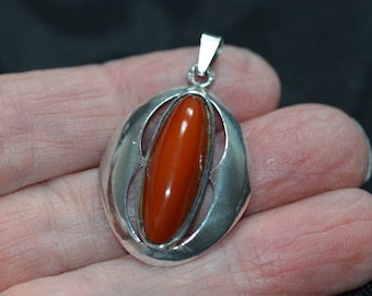 Vintage Anhänger aus Silber und Karneol aus Europa, unbekannter Hersteller, individuelles Designerstück