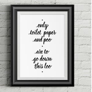 以下が含まれることがあります： 「only toilet paper and poo are to go down this loo」というテキストが書かれた白黒の印刷可能な壁の芸術作品です。