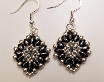 Brincos pendentes de prata esterlina com hematita: design com losangos e contas de diamante