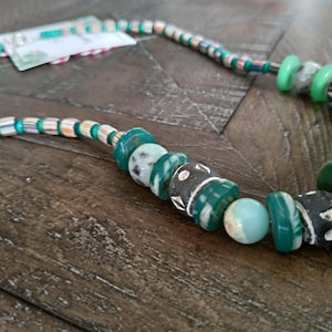 Collier de perles krobo et argile, collier ethnique, collier de pierres précieuses, collier de howlite vert, collier de jaule de Kiwi, collier de perles de Kakamba