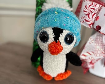 Pingouin au crochet prêt pour l'hiver